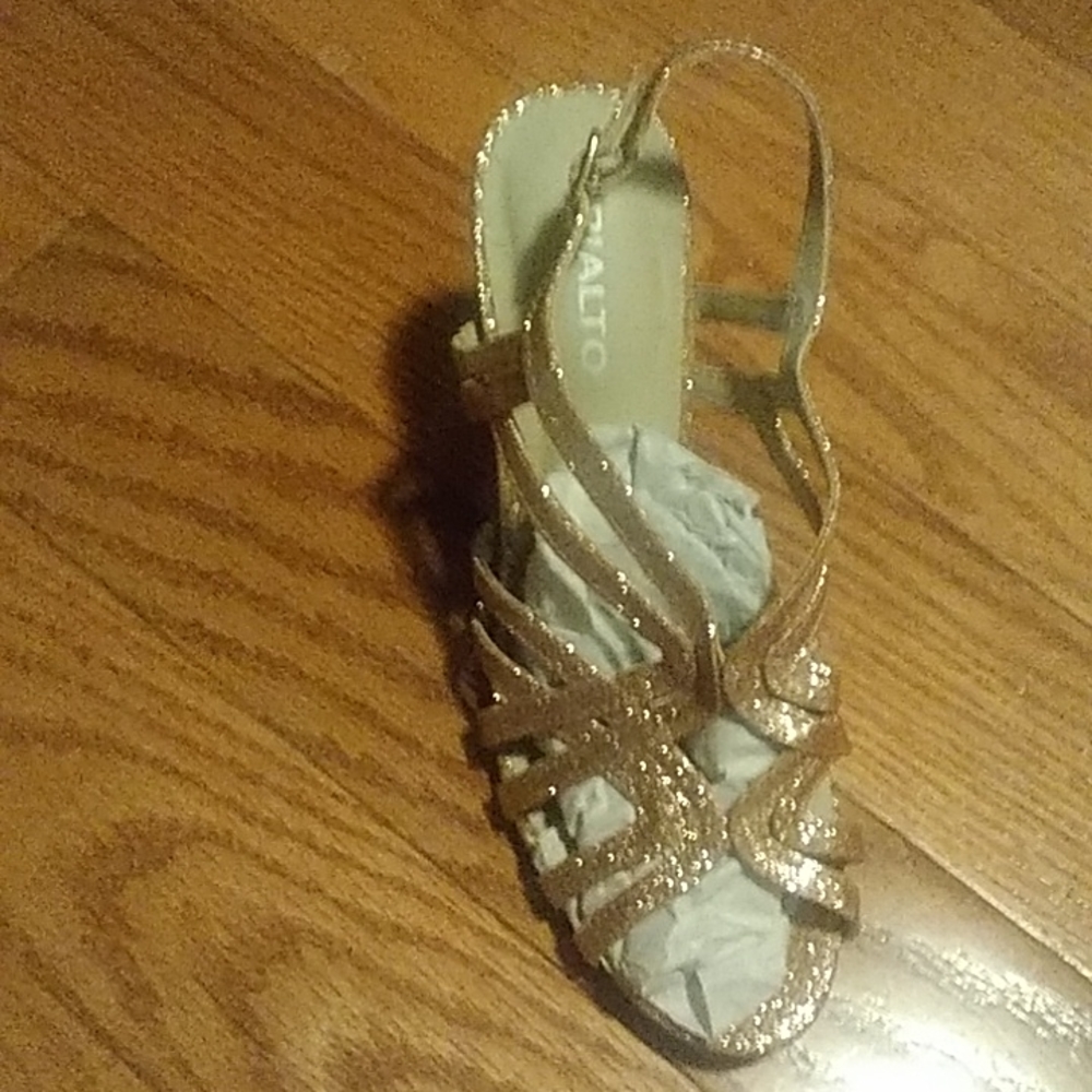 Rialto high heel strappy shoes size 7.5 pink metallic with side back buckle